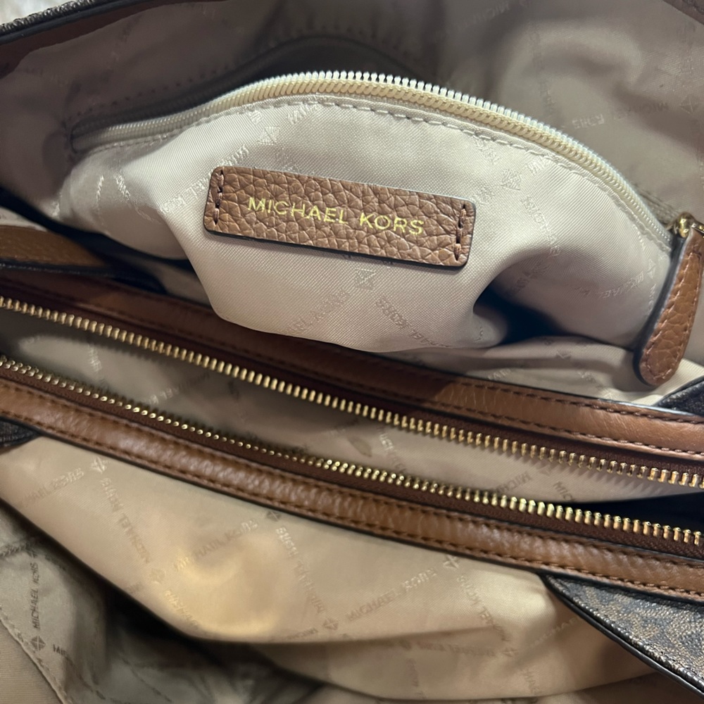 Michael Kors large chain hand bag (HALF OFF)‼️‼️ - Picture 6 of 8